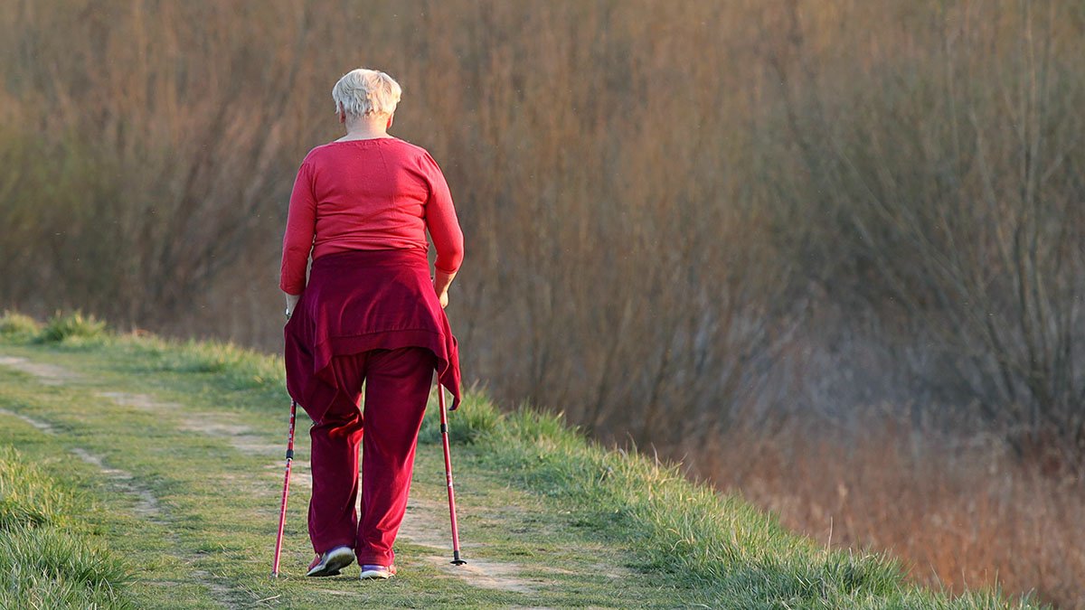 Kvinna promenerar i naturen