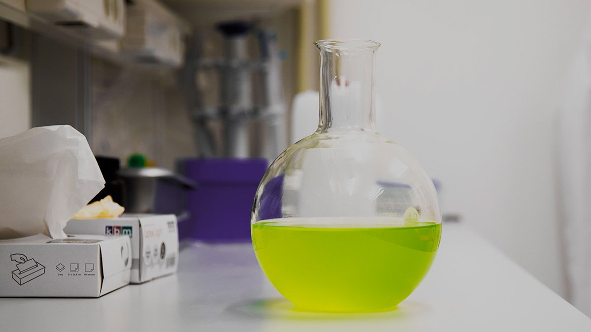 Laboratoriekärl med grön vätska