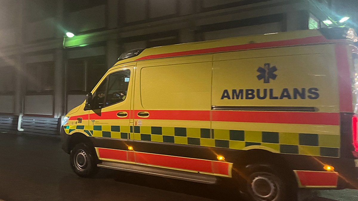Ambulans på väg kvällstid