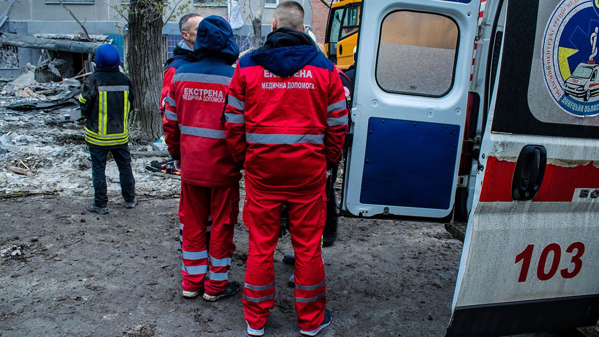 Räddningspersonal och ambulans vid skadad byggnad