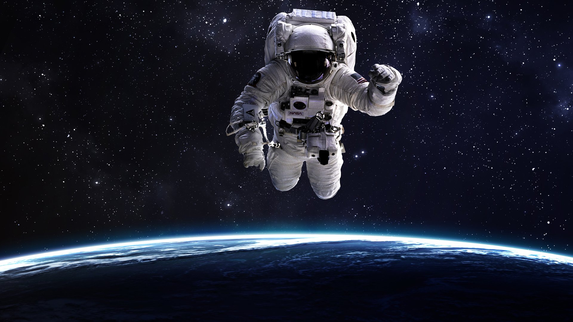 Astronaut flyter i rymde, ovanför jorden
