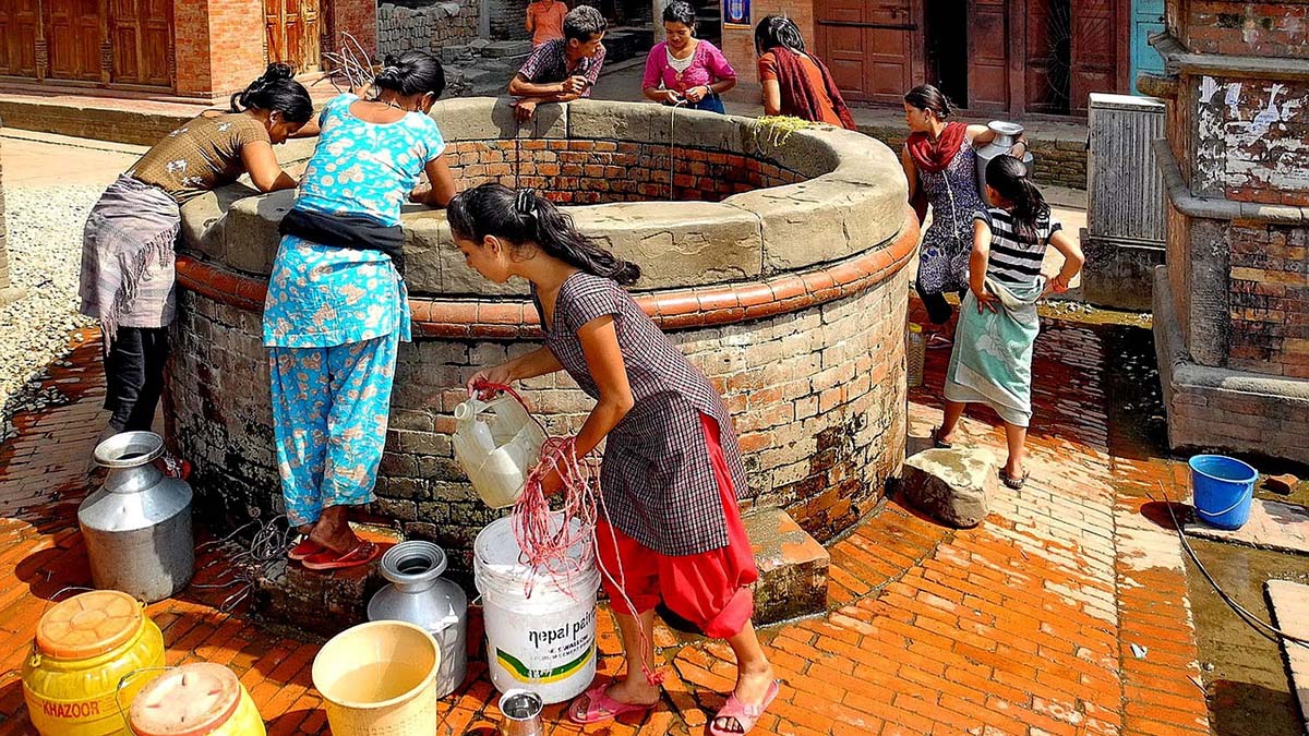 Människor i Nepal samlas vid en brunn