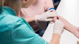 Sjuksköterska tar ett blodprov från en ven