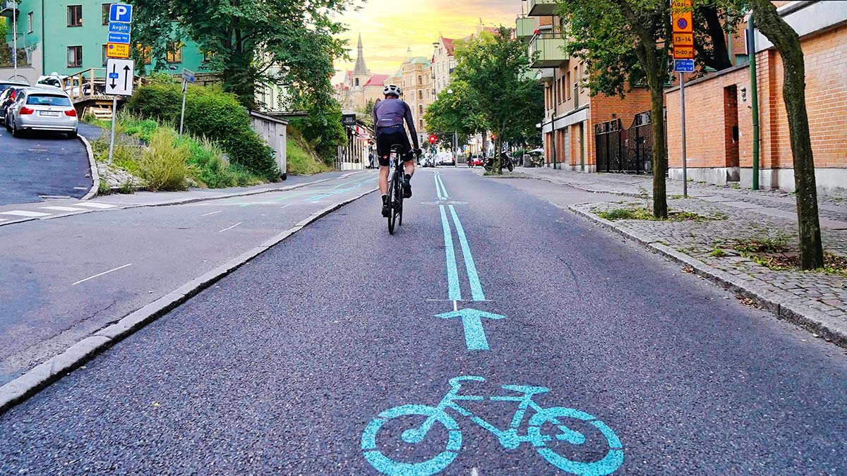 Man cyklar på stadsgata