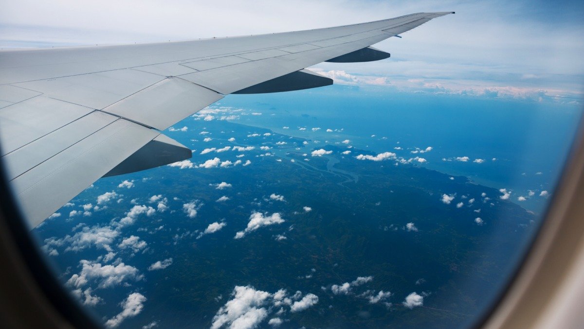 Himmel utanför fönster i flygplan