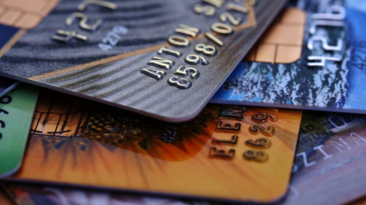 Närbild på tre kreditkort som ligger på varandra.