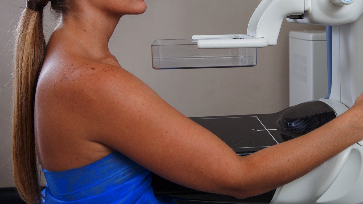 kvinna undersöks med mammografi, profil