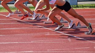 Idrottare i startblock på arena