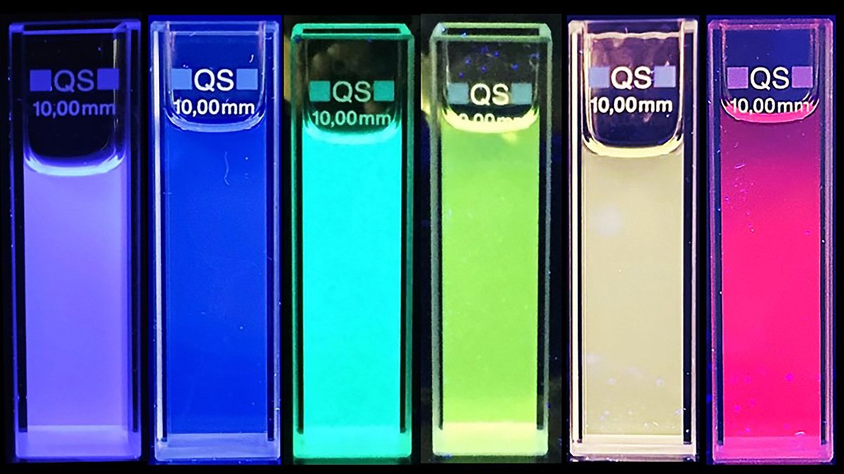 Lösningar i 6 starka färger i olika behållare. 