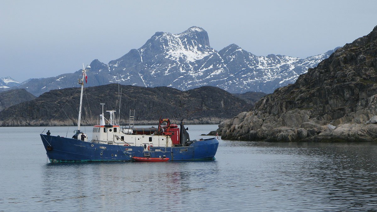 Fartyg med berg i bakgrunden