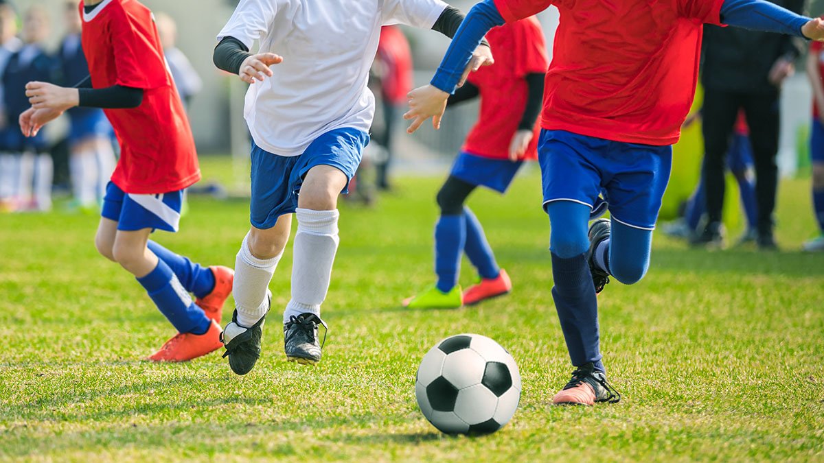 Ungdomar spelar fotboll