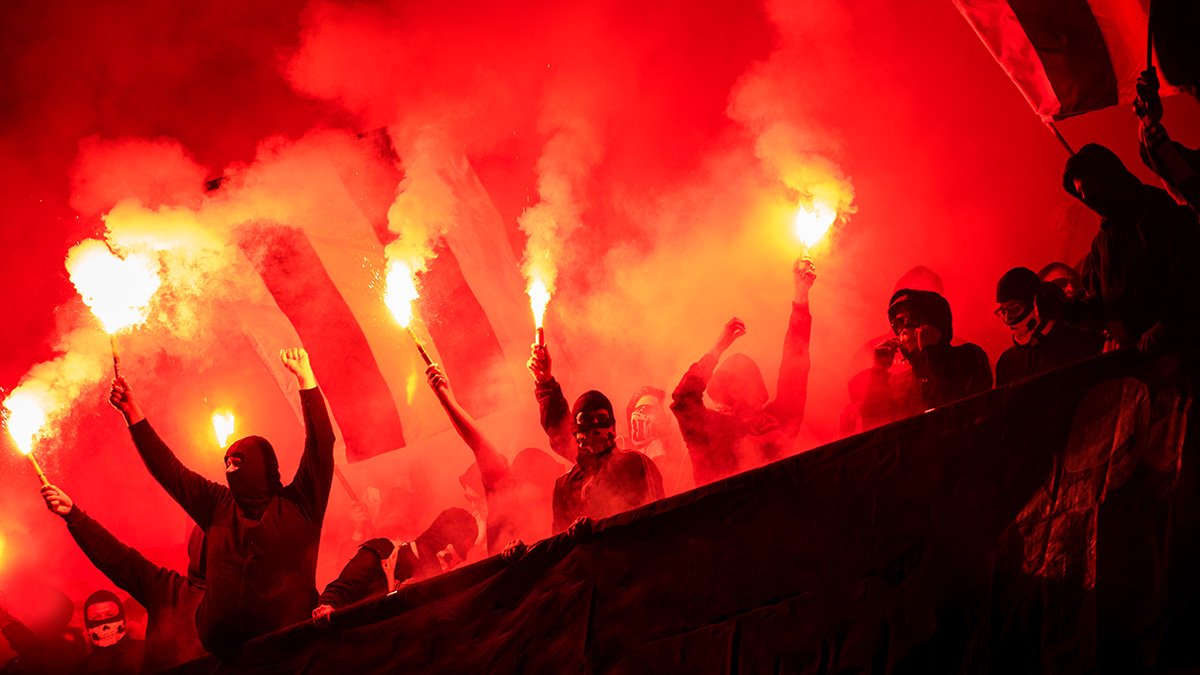 Protester och brinnande facklor på fotbollsläktare