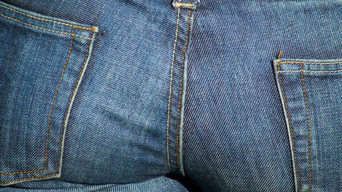 En närbild på en rumpa, klädd i jeans.