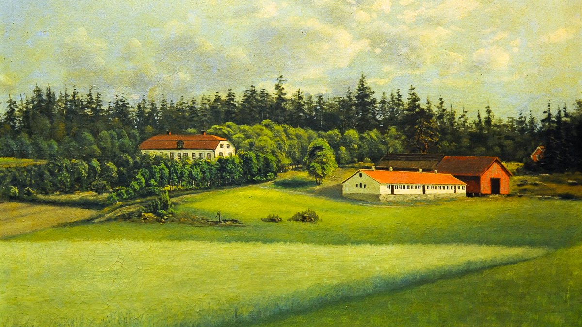 oljemålning av svenskt landskap med äng i förgrund, två gårdshus, en lada och skog i bakgrund