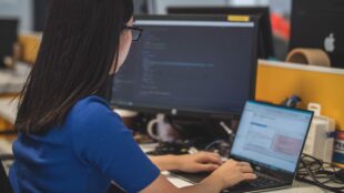 Kvinna jobbar framför dator