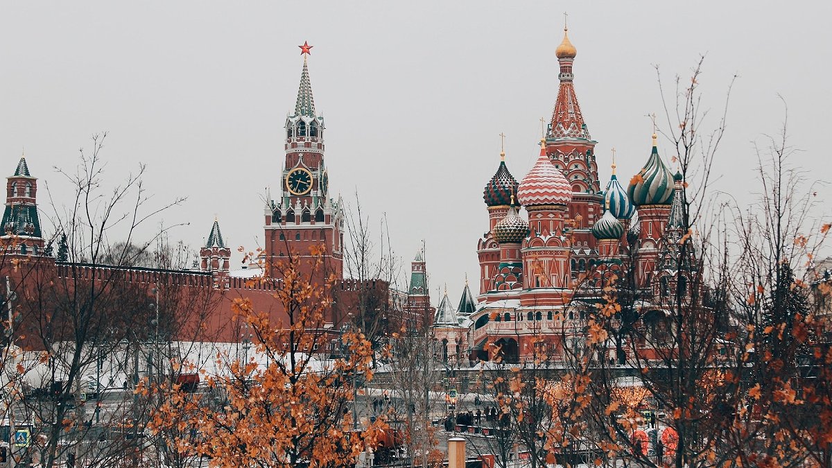 Kremls byggnader i snö och frost.