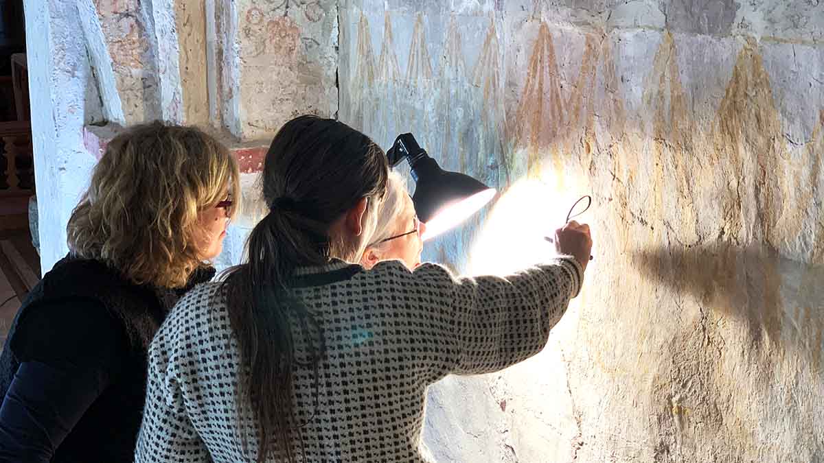 Forskare undersöker skrift på kyrkans vägg