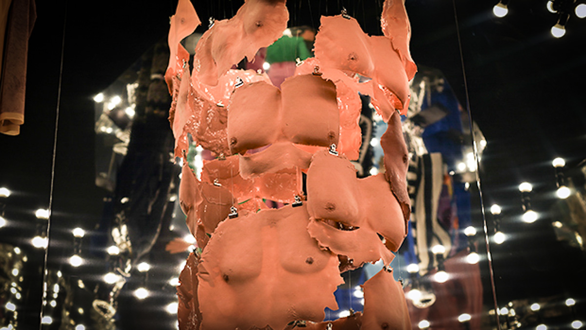 konstprojekt där avgjutningar av mäns bröstkorgar hänger arrangerade i ett kluster