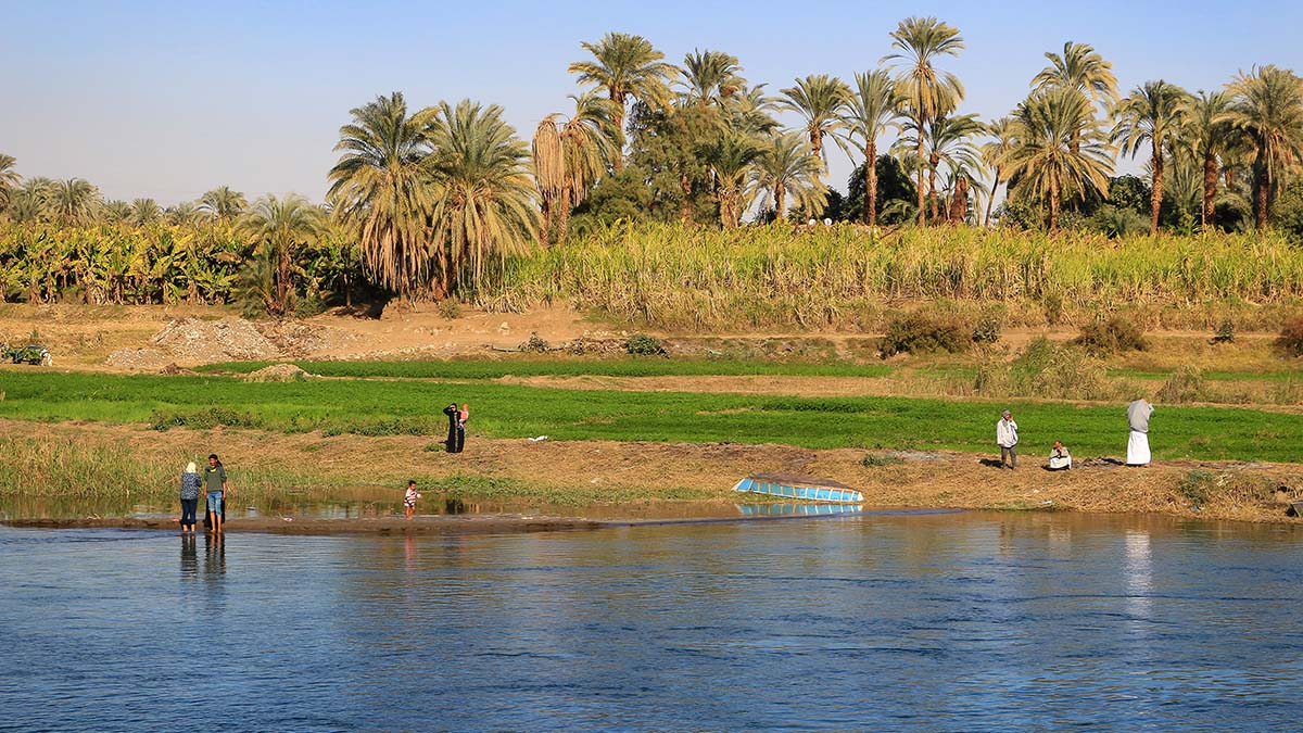 Människor vid Nilens kant.