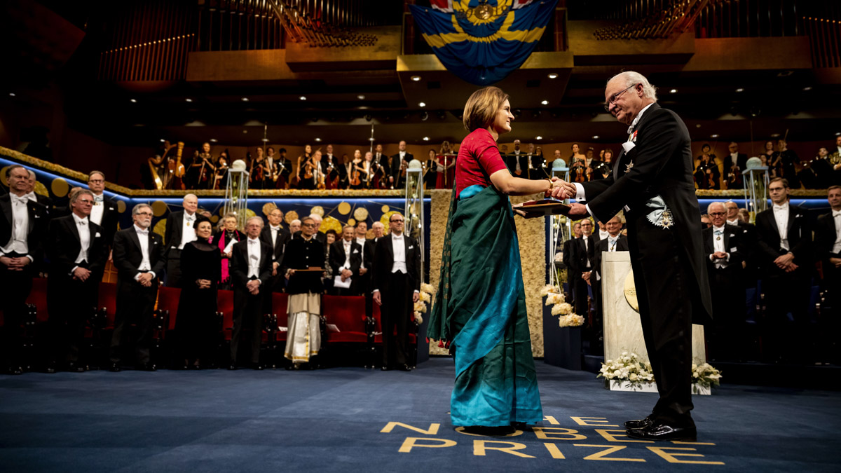 Esther Duflo tar emot Nobelpriset i ekonomi ur kung Carl Gustafs hand.