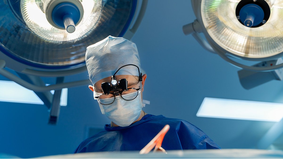 Kirurg i operationssal