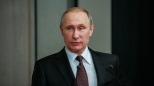 Man i svart kavaj och slips, Vladimir Putin, från bröstkorg och upp.