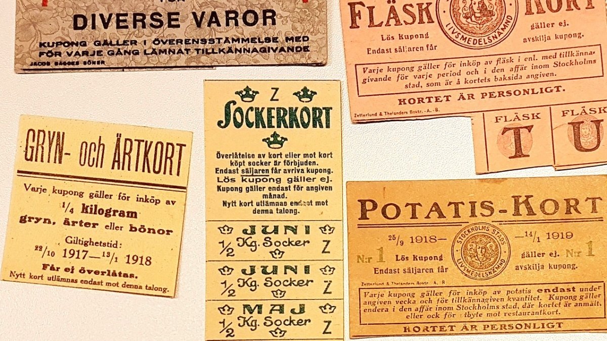 Bilder på gamla kuponger där det det bland annat står sockerkort, potatiskort och fläskkort.