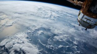 Jorden med molntäcke ses från rymden
