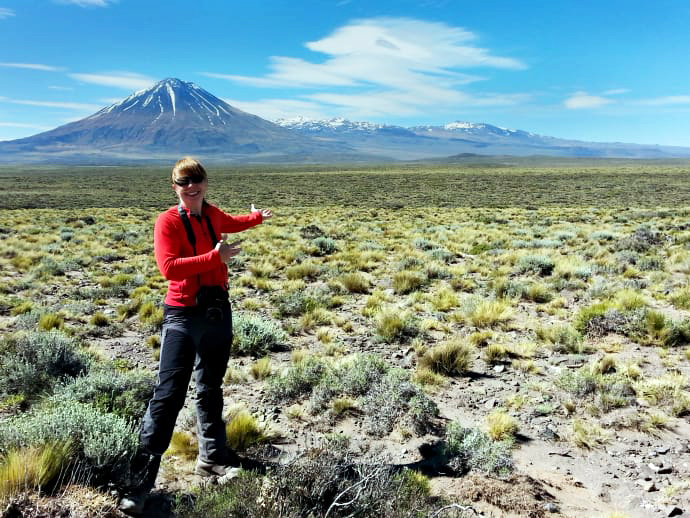 Steffi Burchardt framför vulkankomplexet Payun i Argentina. (Foto: Karen Mair)