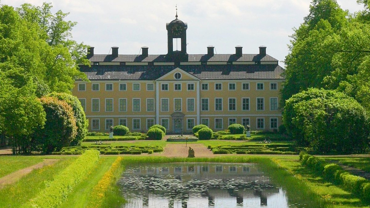 Herrgård i sommargrönska.