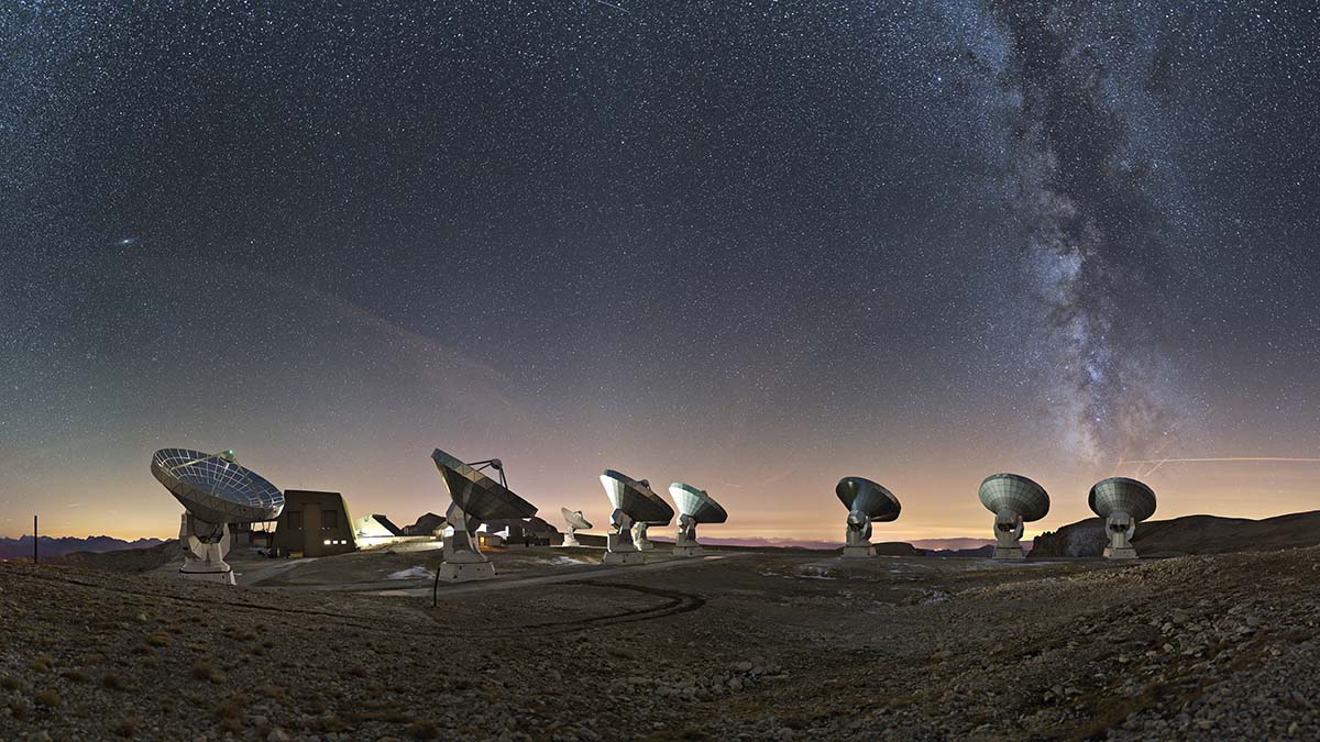 En samling teleskop med antenner riktade mot rymden