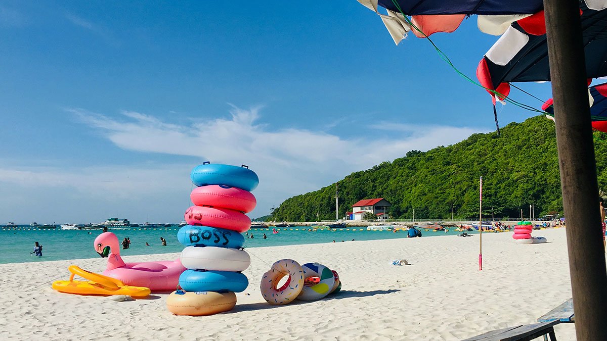 Strand med leksaker i Thailand