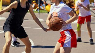 Tjejer spelar basket