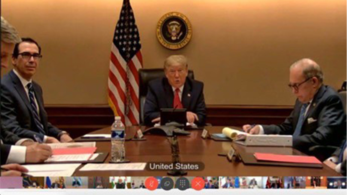 Donald Trum sitter bakom ett bord i Vita huset.