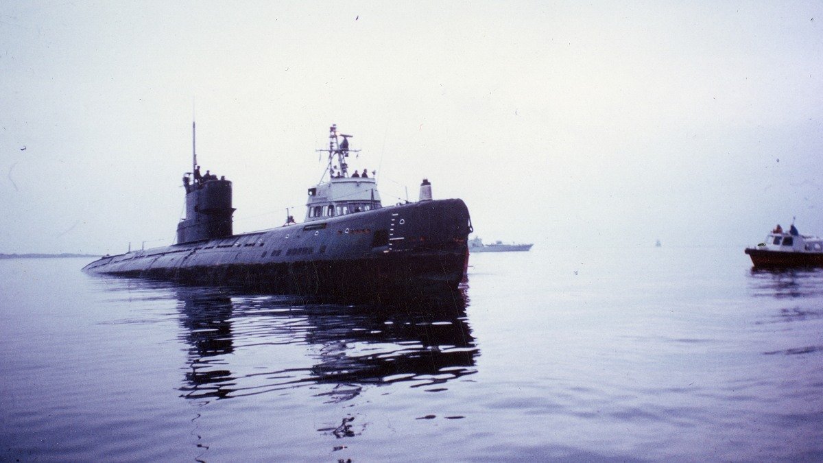 En ubåt som sticker upp ovanför vattenytan.