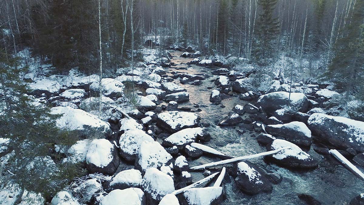 Stenar i vattendrag vintertid