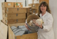 Professor Vivi Vajda vid lådan med nedslagsmaterial som kommit från Nasa. Foto: Annica Roos, Naturhistoriska riksmuseet