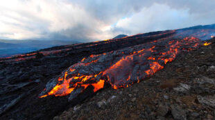 Närbild på glödande och flytGlödande och flytande lava från vulkanen Fagradalsfjäll