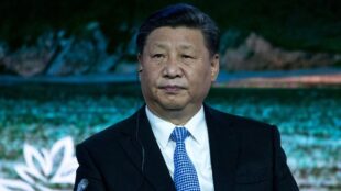 Xi Jinping i svart kavaj och blå slips