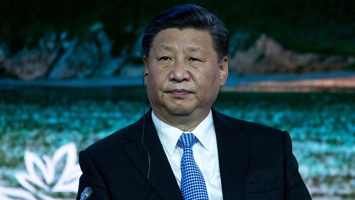 Xi Jinping i svart kavaj och blå slips