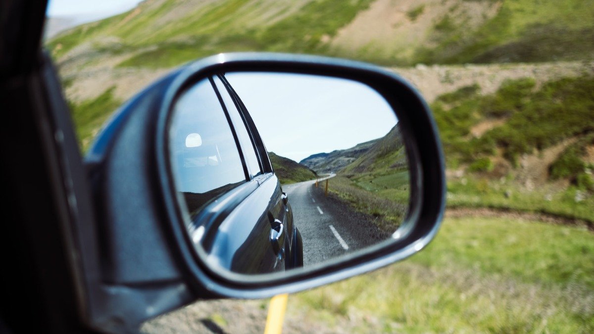 backspegel på bil, landskap bakom
