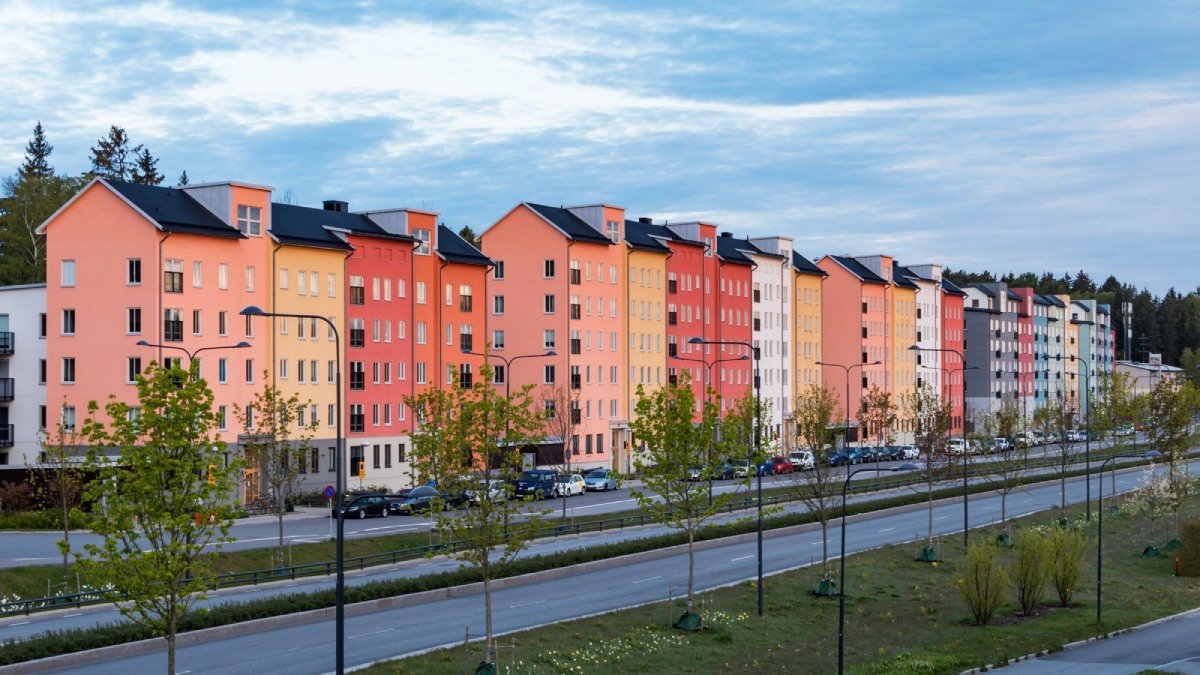 Bostadsmarknaden i Sverige: Husrader invid väg, sommar.