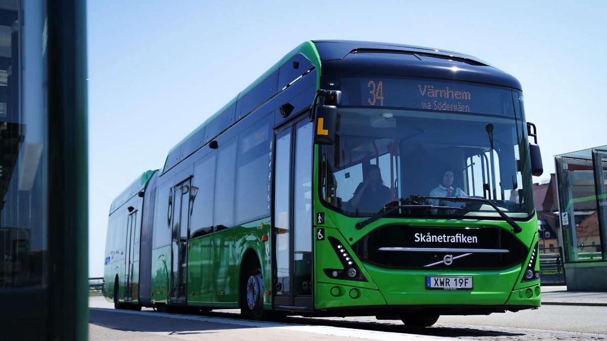 Grön buss som det står Skånetrafiken på