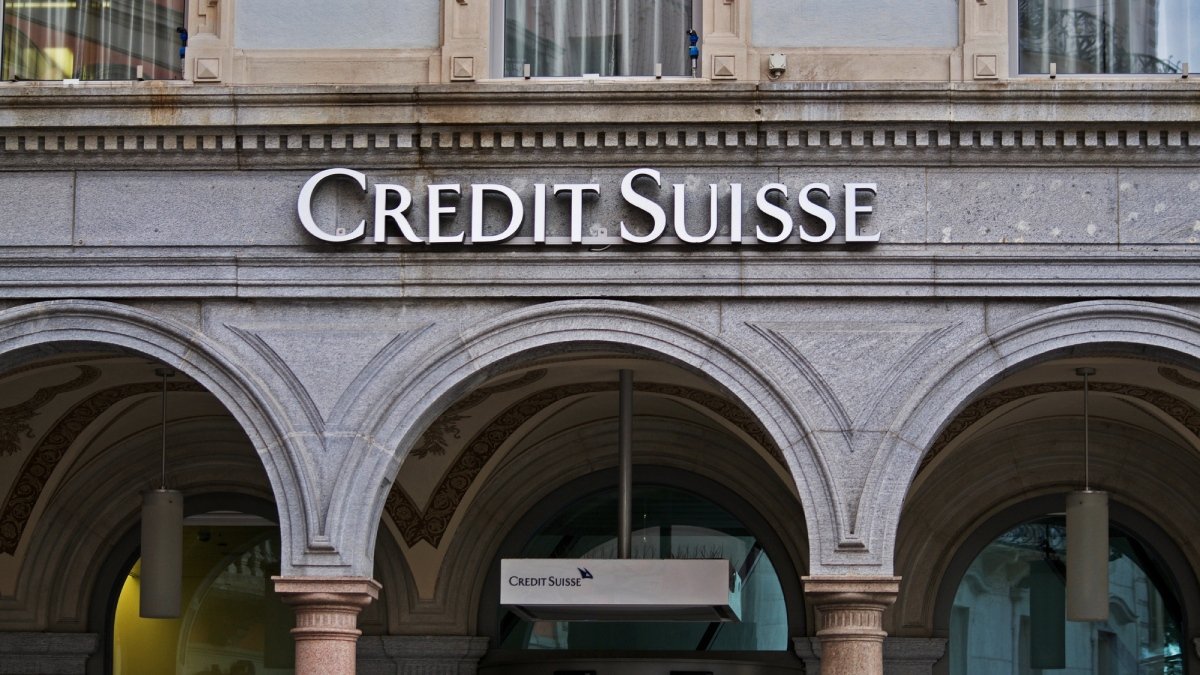 Fasad till fastighet, med texten Credit Suisse.