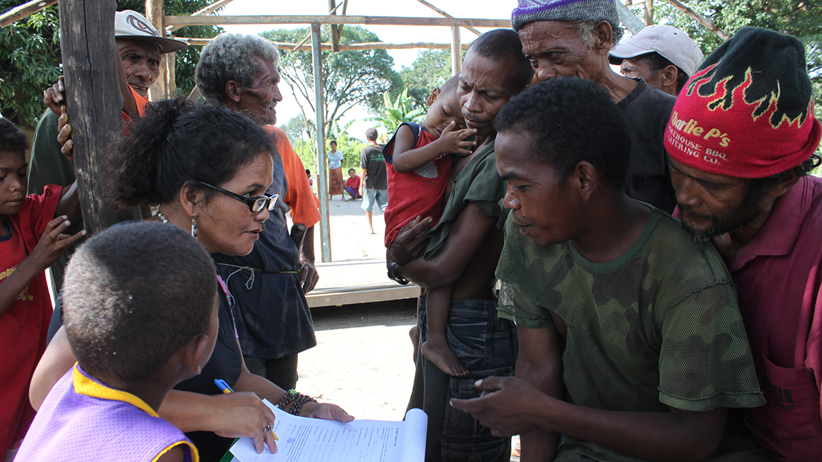 Människor ur den filippinska folkgruppen ayta magbukon blir intervjuade.