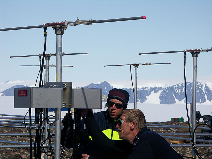 Hans Nilsson och Ingemar Wolf, IRF, monterar ihop atmosfärsradarn MARA vid forskingsstationen Wasa på Antarktis för tio år sedan (foto: Hans Nilsson, IRF)