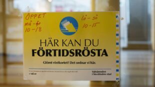 Skylt på dörr. Skylten säger "Här kan du förtidsrösta".