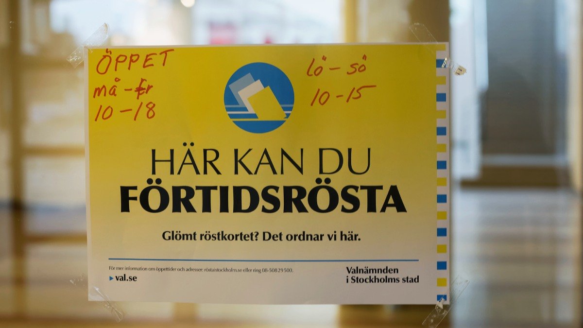 Skylt på dörr. Skylten säger "Här kan du förtidsrösta".