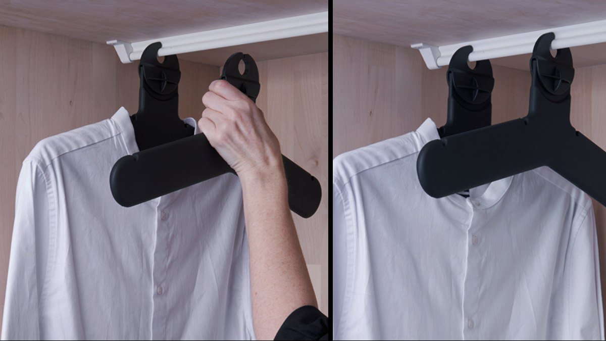 Två bilder på en vit skjorta som hänger på en svalt galge. På första bilden syns en hand som tar i galgen.