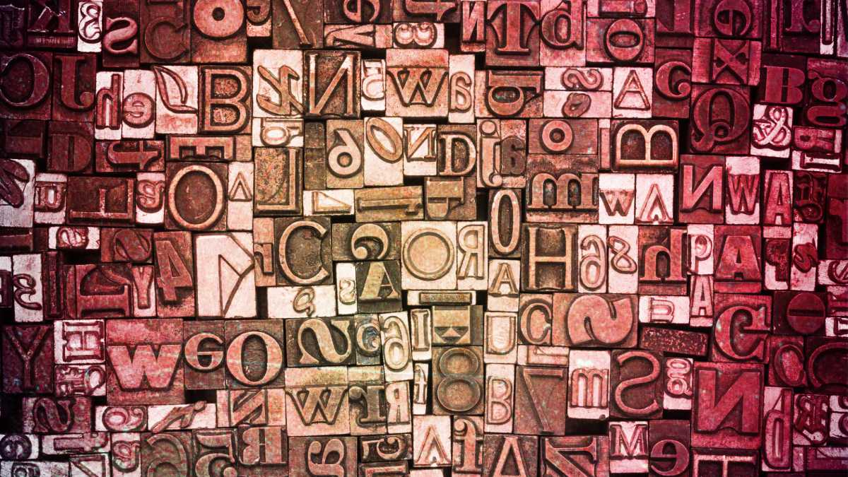 närbild på bokstäver för typsättning i gammal sättmaskin